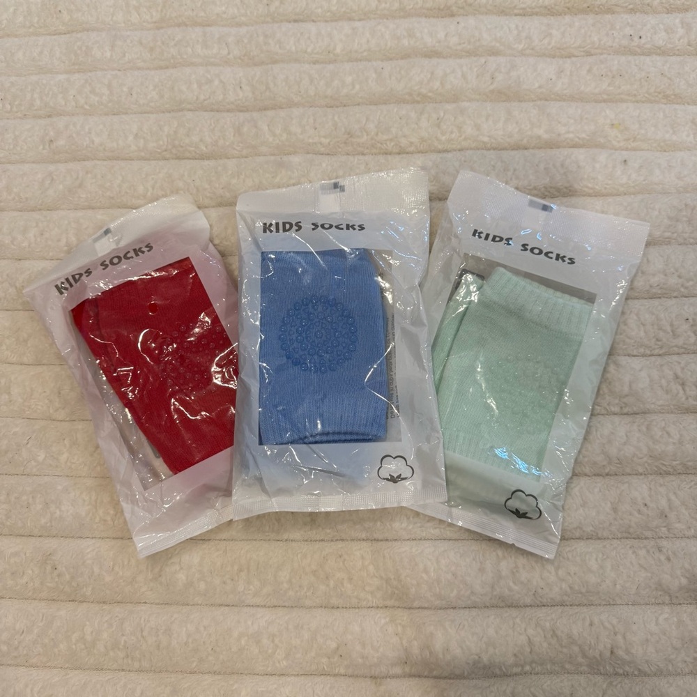 ✨3/$20✨ NEW Coloured Kids Socks